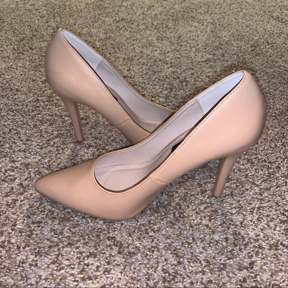 Nude pumps